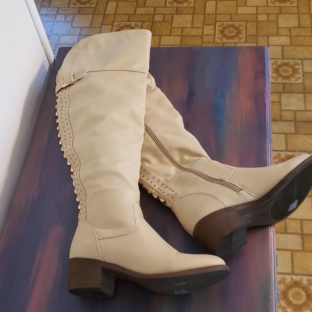 EUC Gorgeous Shoedazzle Jelan Boots with Goldtone Buckle and Studs Bling Sz 6